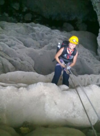  Discesa nella grotta con discesa in corda doppia 